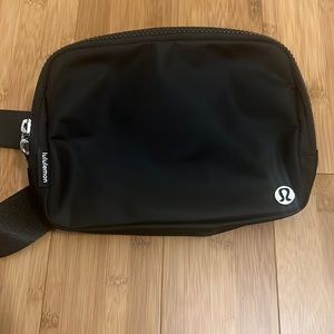 black lululemon belt bag 2L